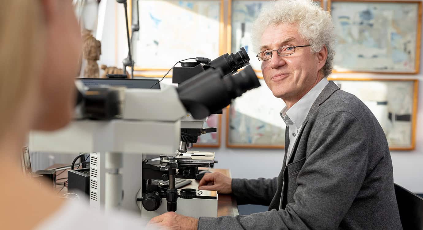 Untersuchung-Mikroskop-Arzt-01