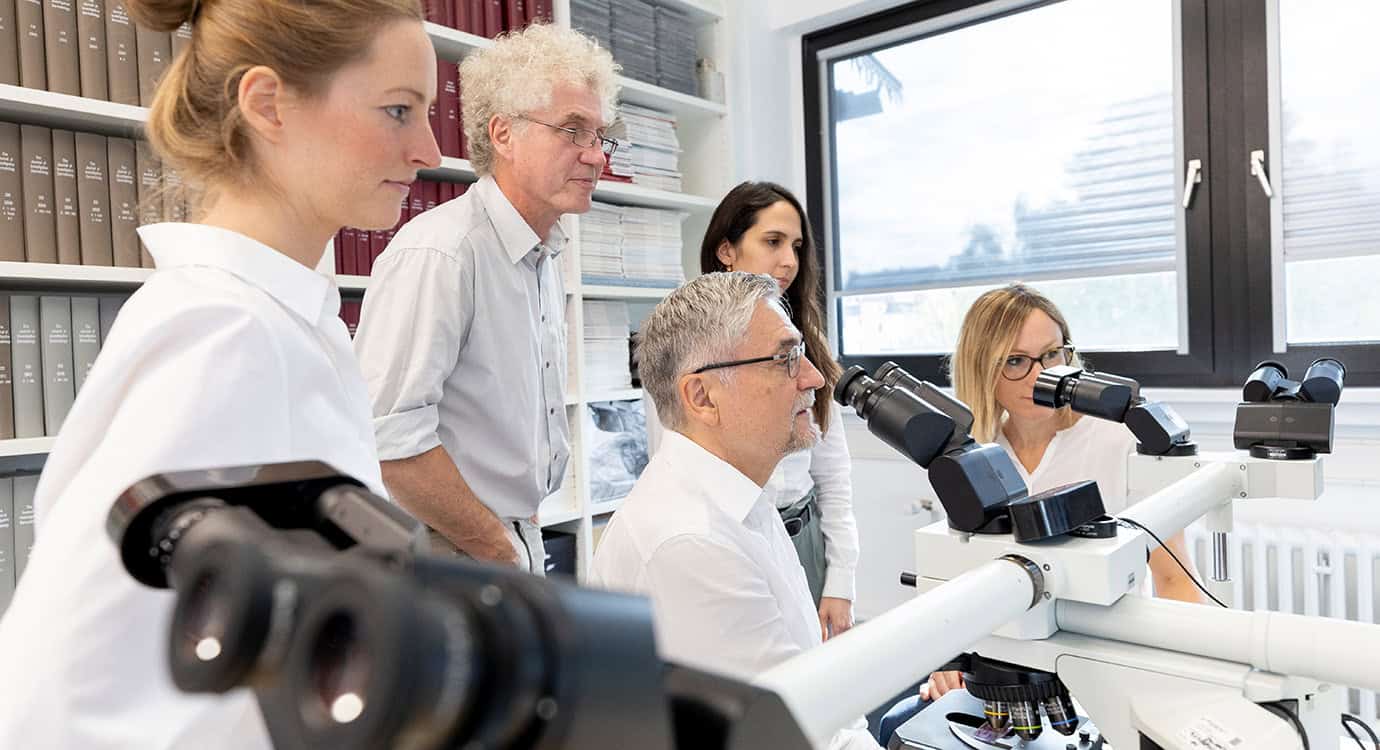 Untersuchung-Mikroskop-Team-02