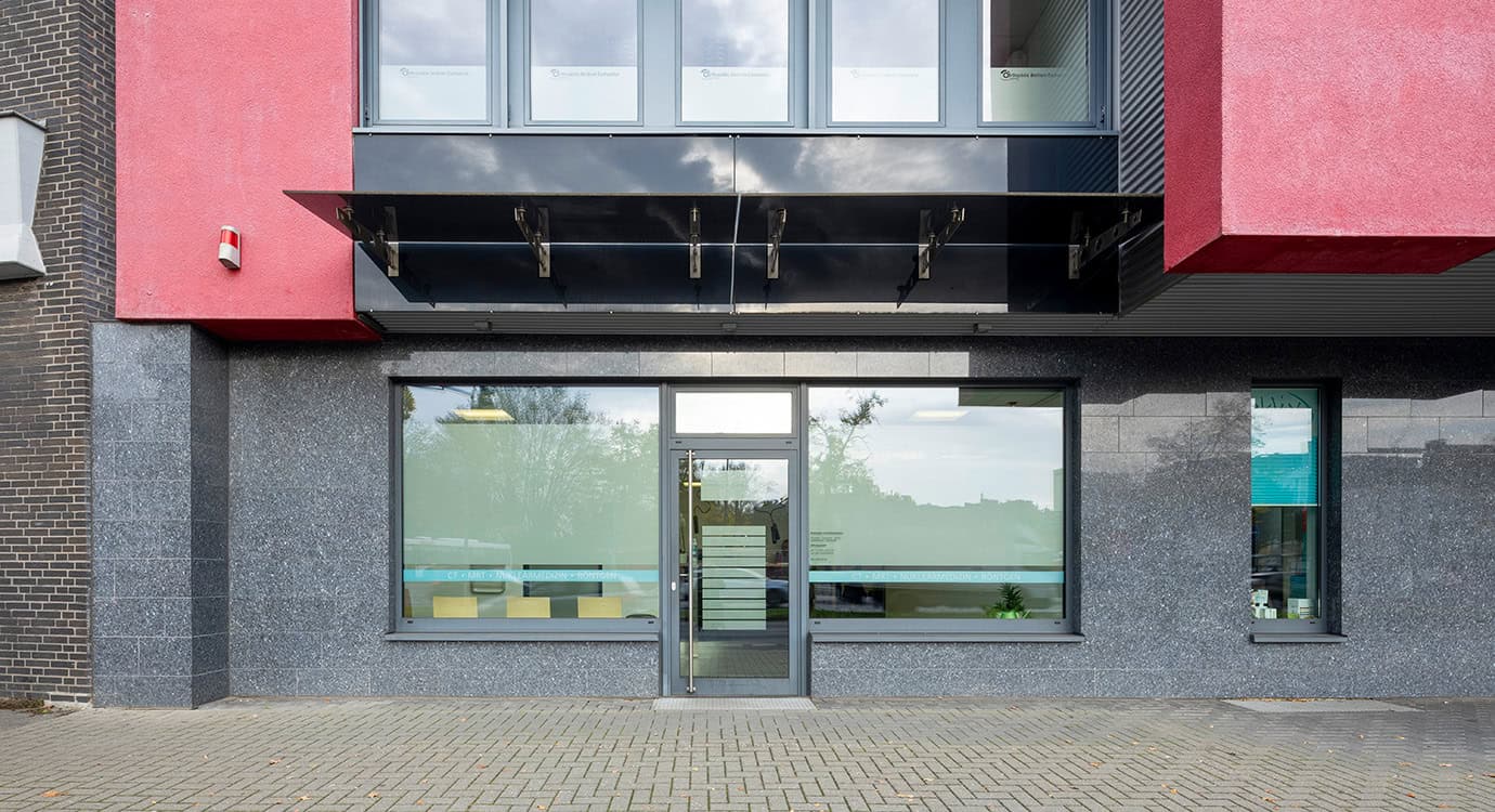 Gebaeude-Praxiseingang-01