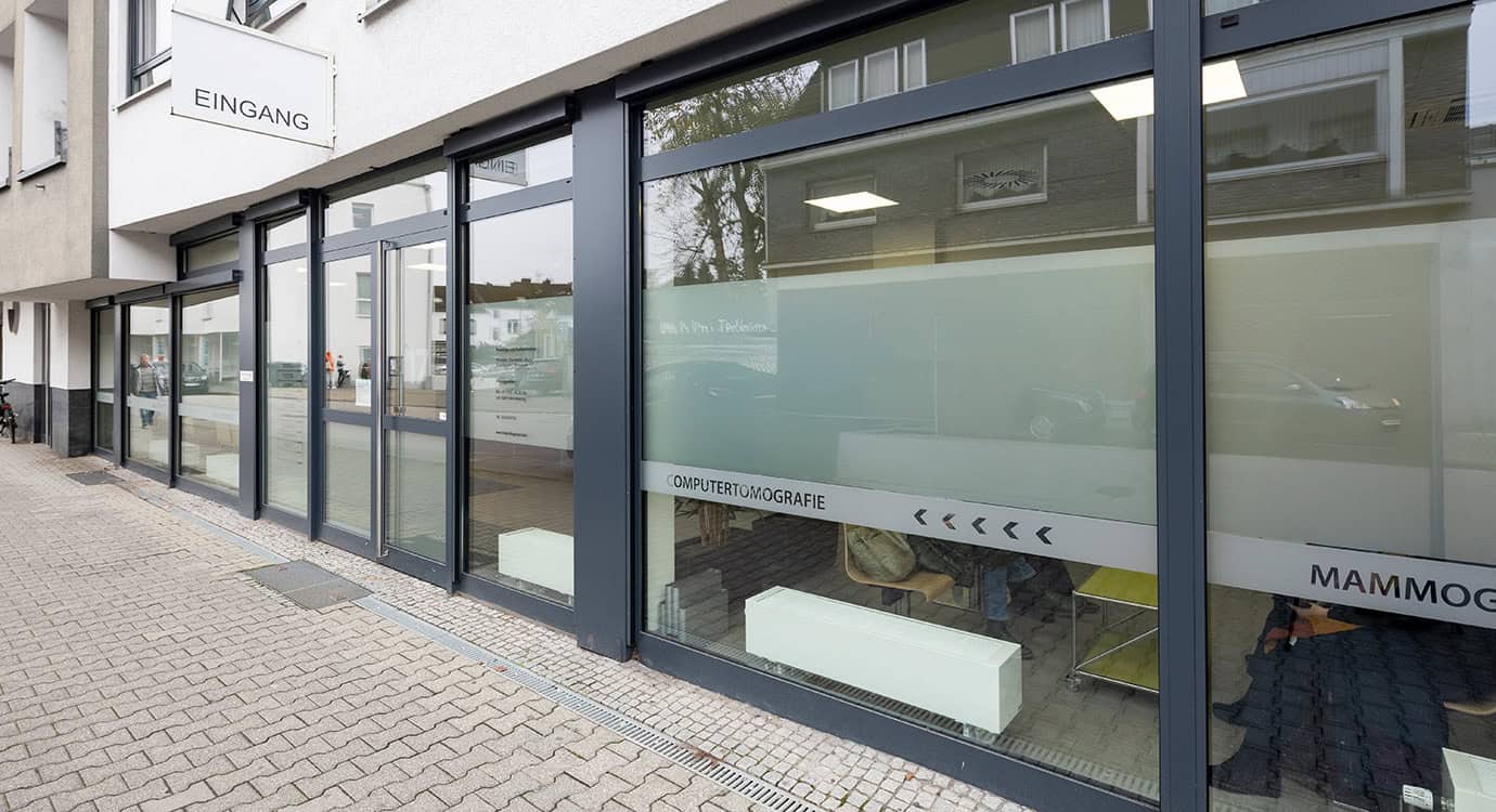 Gebaeude-Praxiseingang-01