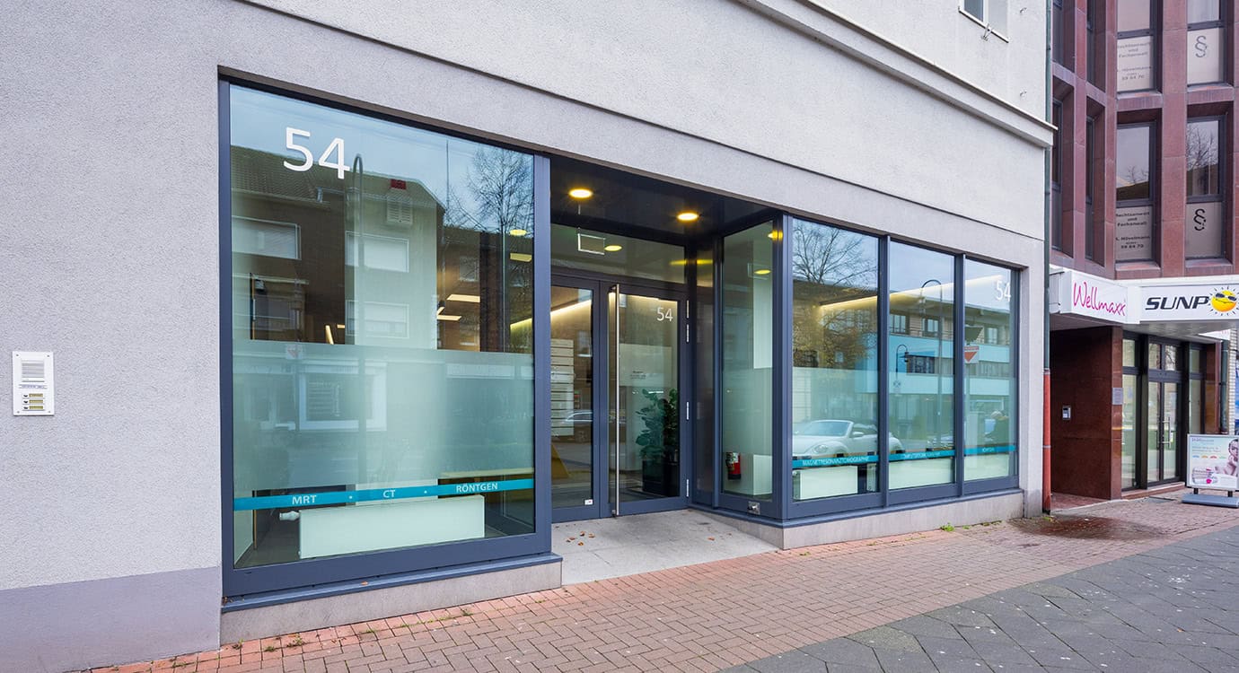 Gebaude-Praxiseingang-01