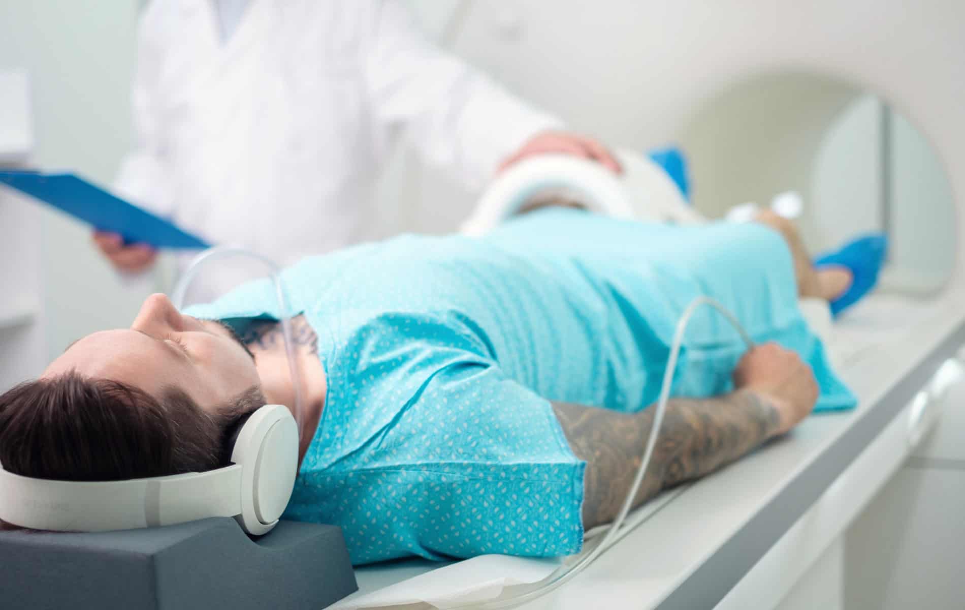 taetowierung-tattoofarbe-taetowiertinte-radiologische-verfahren-probleme-komplikationen-mrt-ct