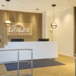 Der moderne Eingangsbereich der neuen LifeLink Radiologie Bielefeld am Bach