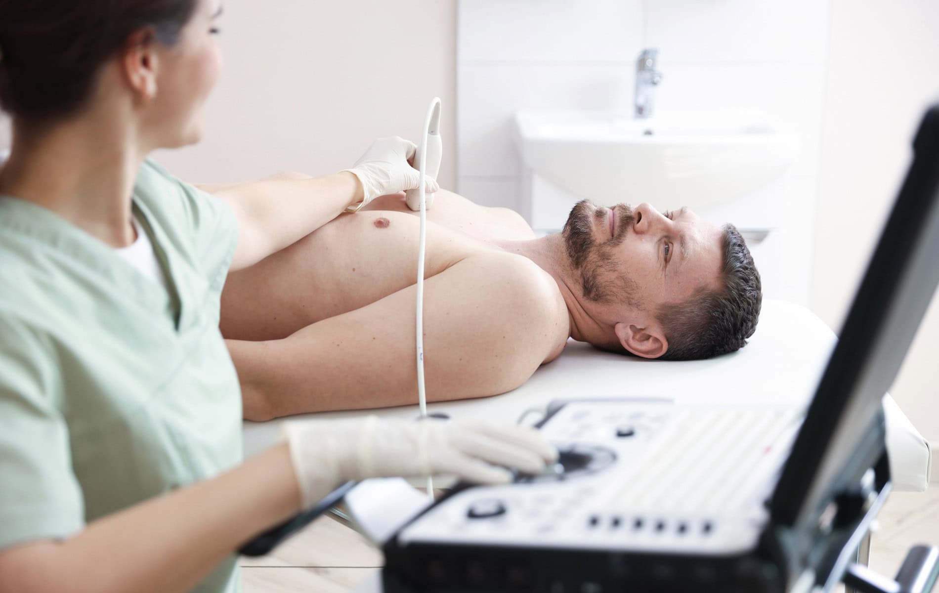 perikarditis-herzbeutelentzuendung-ursachen-symptome-diagnostik-behandlung